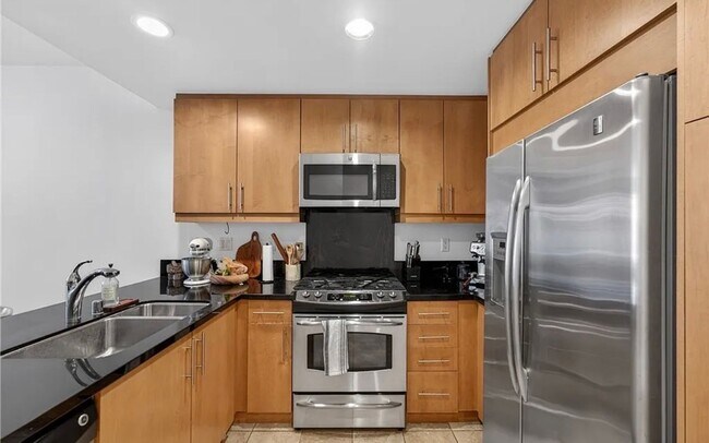 Building Photo - **150 The Promenade N #415 Long Beach** Upstairs Spacious 2 bedroom 2 bath !!2 weeks free OAC!!