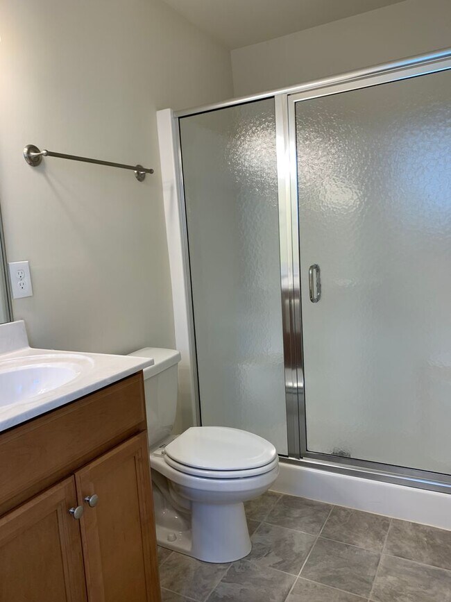 Building Photo - 2 Bedroom, 2.5 Bath Townhouse with detached one-car garage