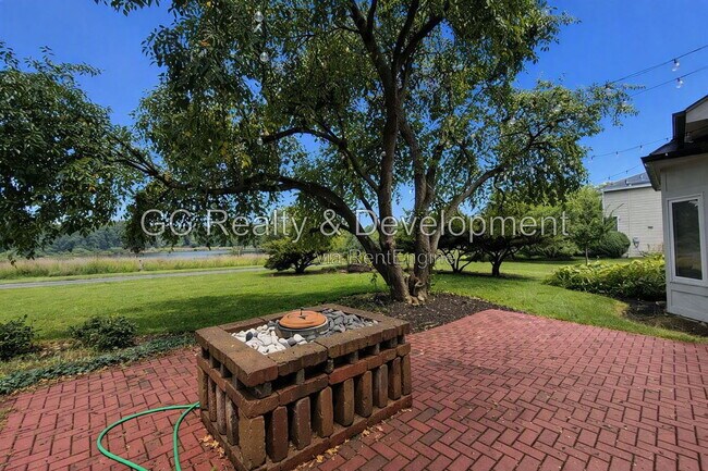Building Photo - 882 Clarendon Ln