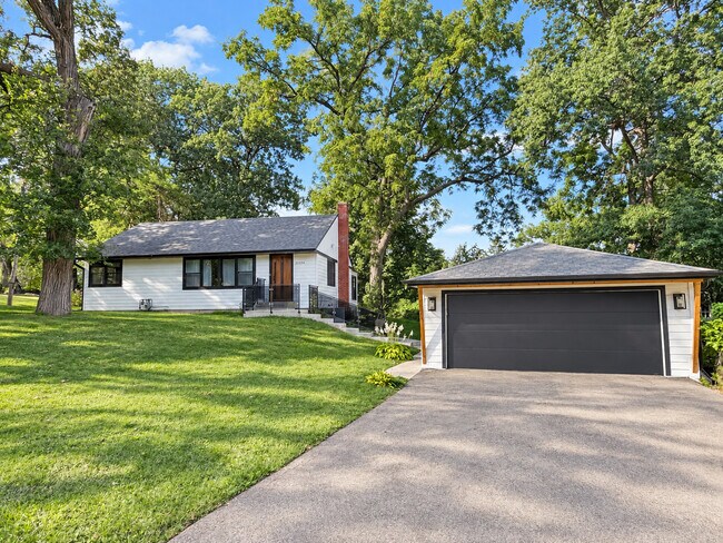 Building Photo - 21334 W Pepper Dr