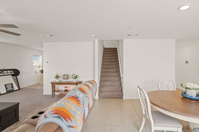 Building Photo - Multi-Generational Home!