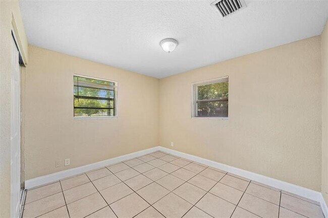 Building Photo - 1552 NW 15th Terrace