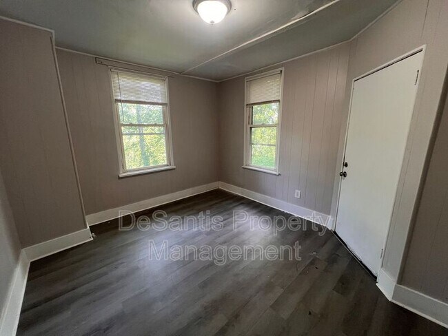 Building Photo - 1104 Brabec St