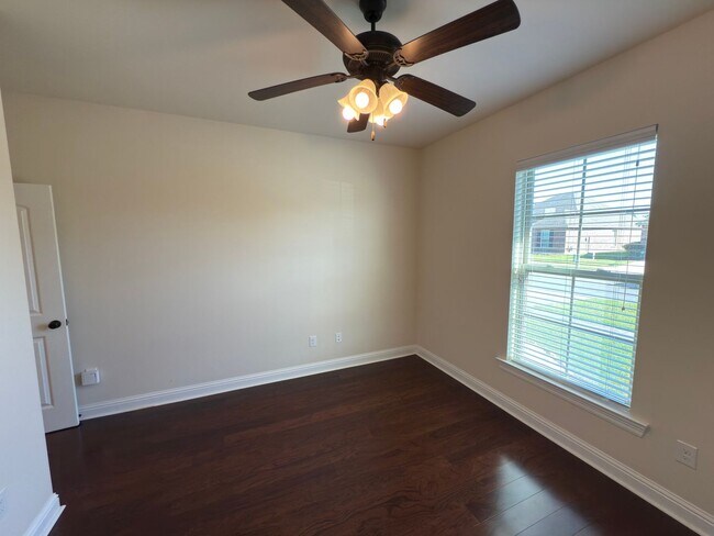 Building Photo - 3-Bedroom Home with Central AC, Gas Fireplace & Spacious Backyard