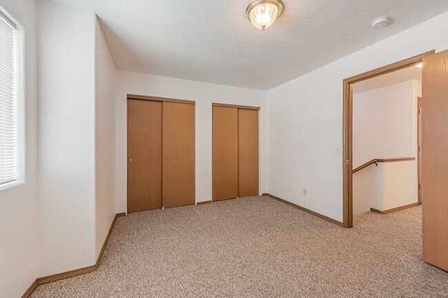Building Photo - 3 bed 2 bath duplex with sprinkler system