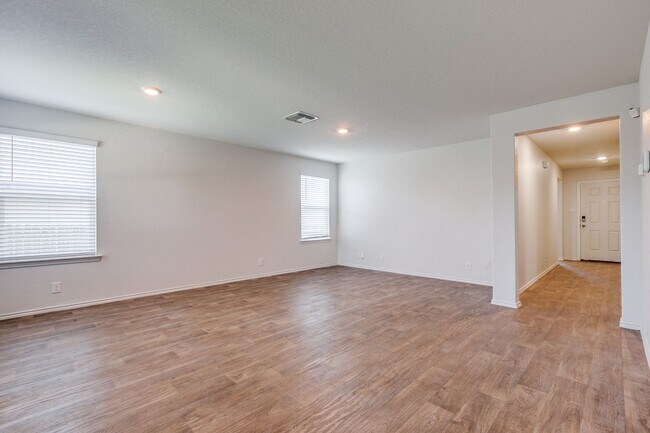 Building Photo - BEAUTIFUL 3-BEDROOM D.R. HORTON HOME IN RE...