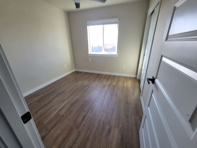 Building Photo - 3 Bedroom, 2.5 Bath Unit in Single Family ...