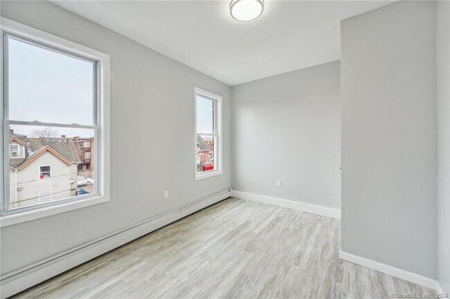 Building Photo - 58 Bond St
