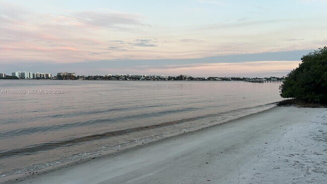 Building Photo - 1432 S Lakeside Dr