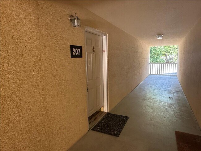 Building Photo - 1001 Holly Dr