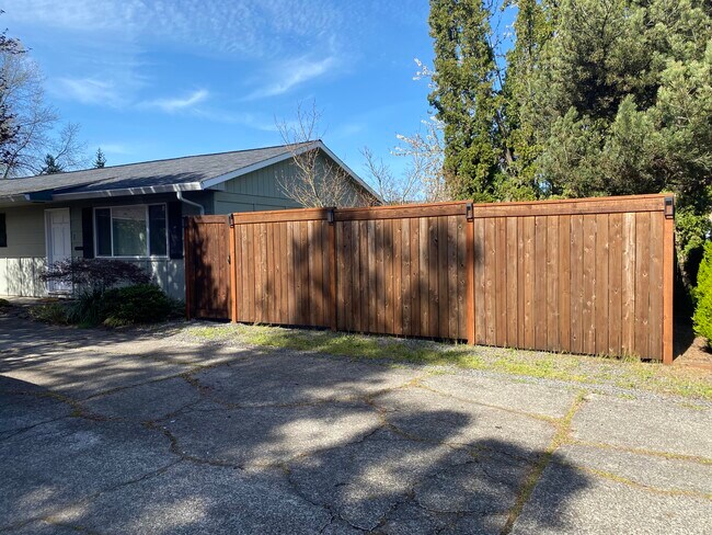 Building Photo - 749 NE 20th Pl