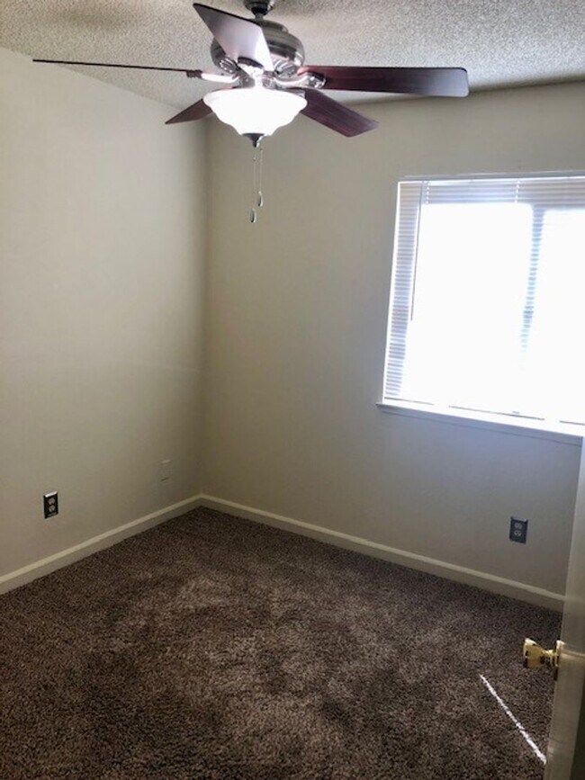 Building Photo - Cute and Sunny 3 Bedroom, 2 Bathroom Home