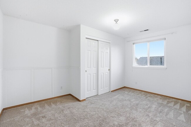 Building Photo - 10931 SE Henderson Dr