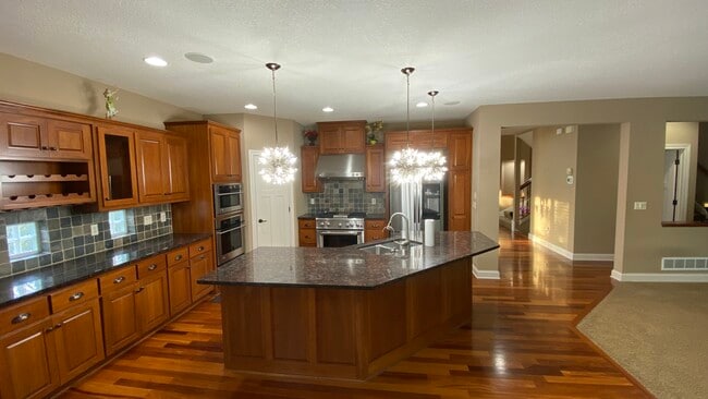 Building Photo - 10694 Maple Blvd