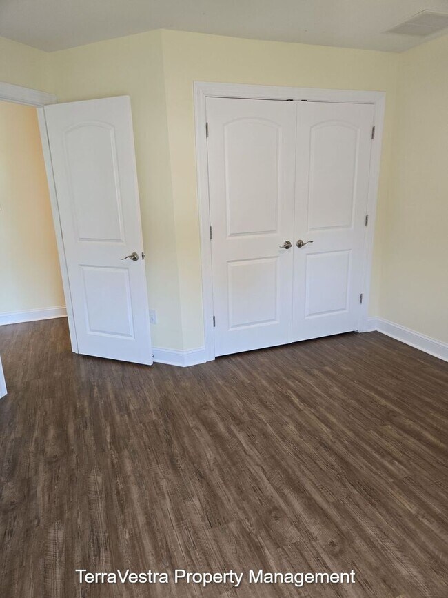 Building Photo - Now Showing for 2026-2027 school year 6/1 move in 10 Bedroom 4.5 Bath College rental