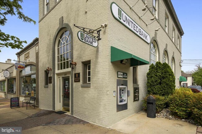 Building Photo - 409 E Raymond Ave