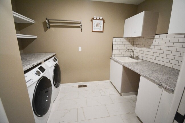 Building Photo - Spacious and Stunning 5 Bed 4 Bath For Ren...