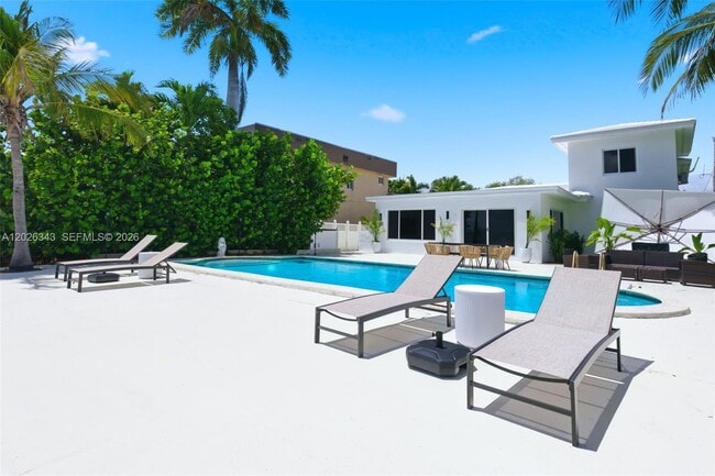Building Photo - 1510 S Treasure Dr