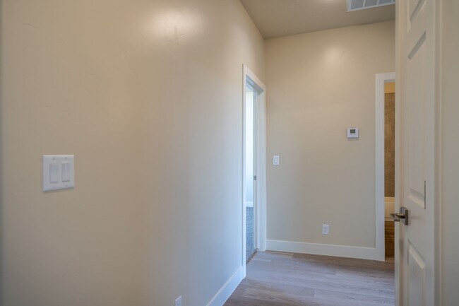 Building Photo - Newer Townhome Near Utah Tech