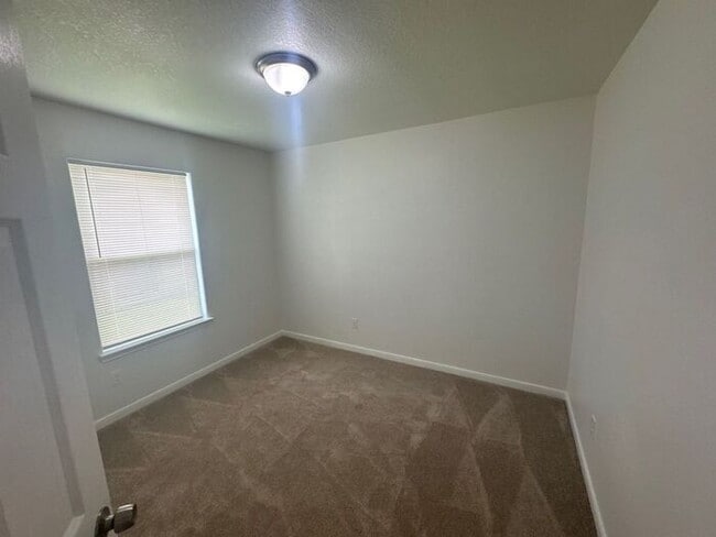 Building Photo - Spacious Hockley Home with Attached 2-Car ...
