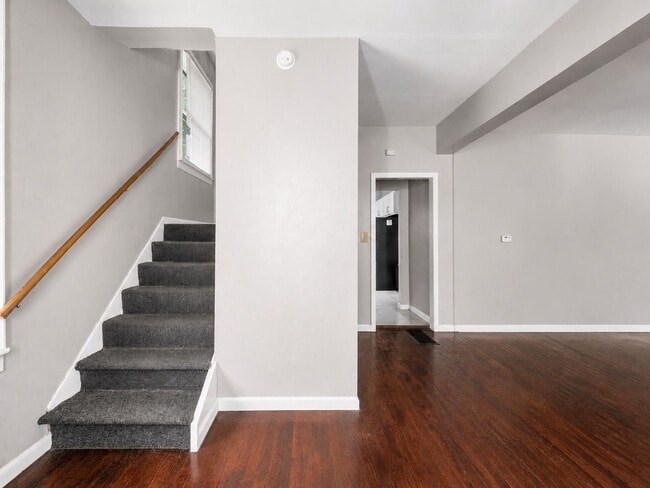 Building Photo - 227 E Northwood Ave