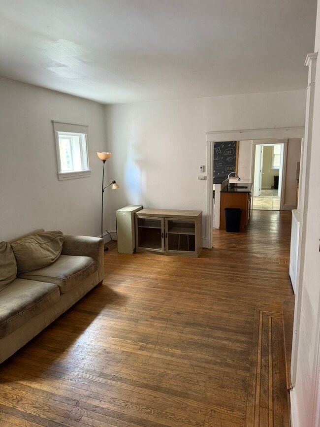 Building Photo - 605 E 19th St