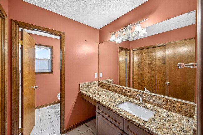 Building Photo - 1140 Troon Dr E