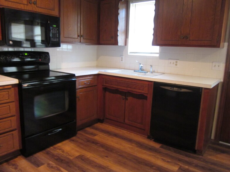 Building Photo - 427 S Cardinal Dr