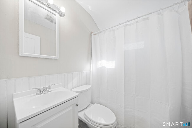 Building Photo - 8 New Hampshire Dr