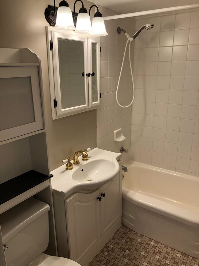 Building Photo - Well Maintained 3Bed/2Bath Single Family HUGE Backyard!