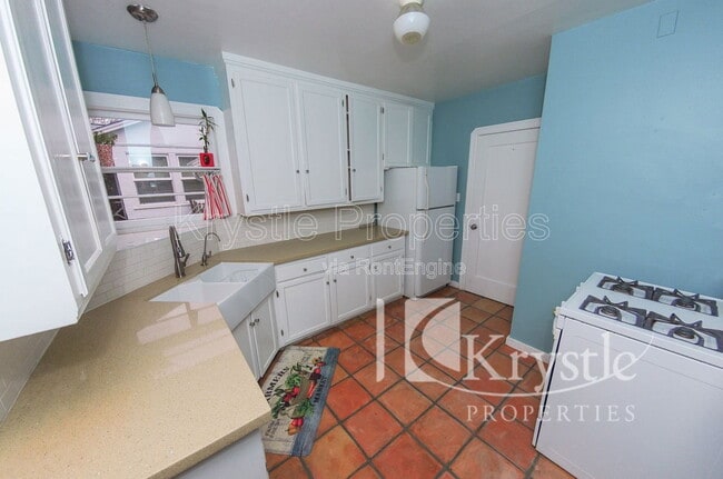 Building Photo - 8 Fairview Ave