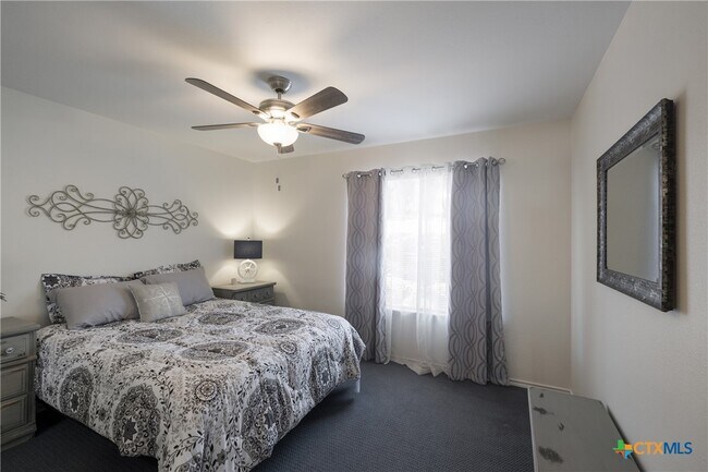 Building Photo - 1135 Parkview Dr