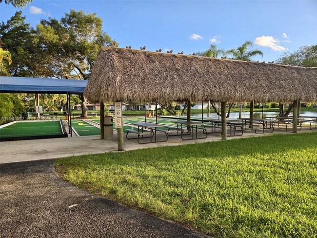 Building Photo - 16168 Laurel Dr