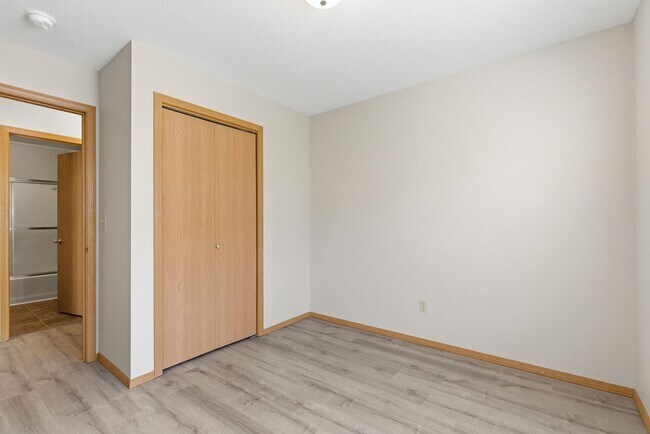 Building Photo - 2835 S Nettleton Ave