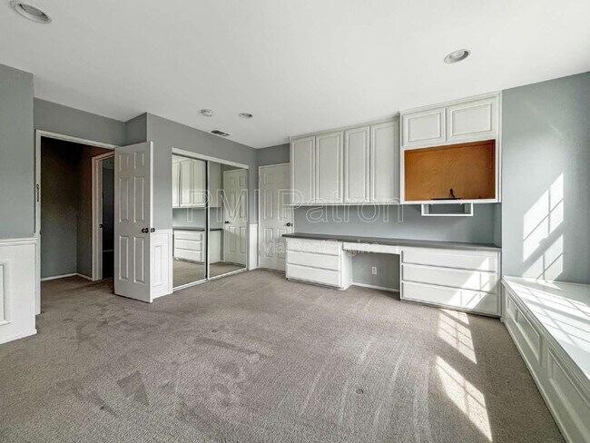 Building Photo - 5147 E Los Flores St