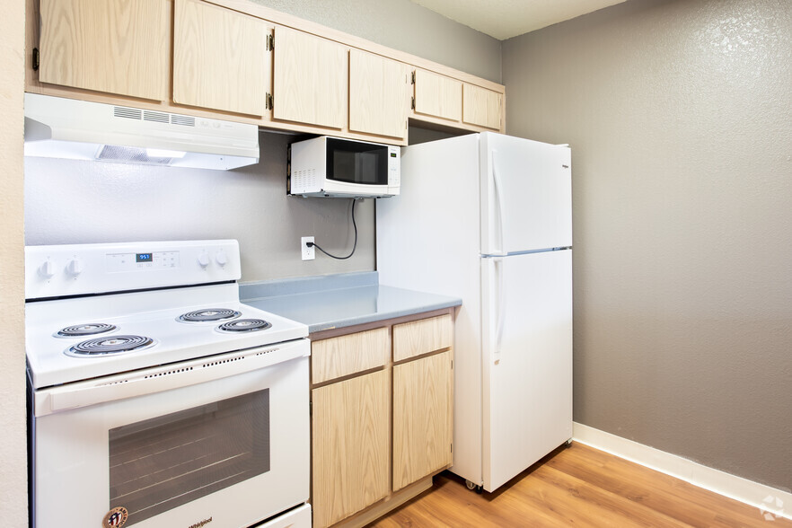 2BR, 2BA - 796 SQ - Somerset Apartments