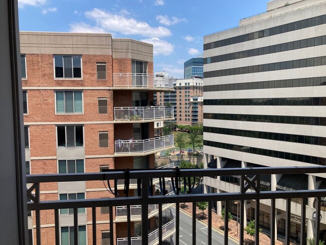 Building Photo - 1 BR Condo at The Chase in Downtown Bethes...
