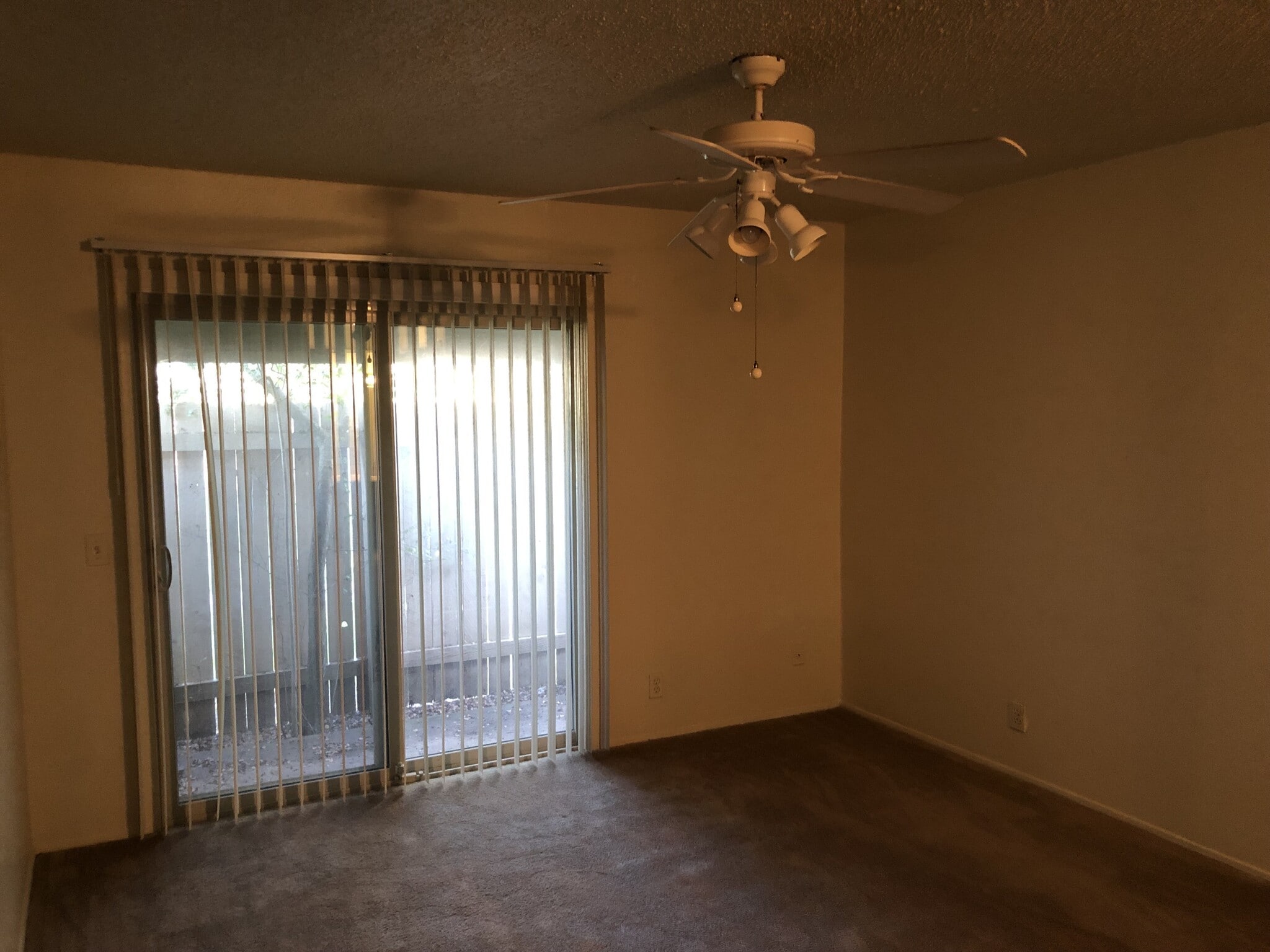 Building Photo - 914 W Meadowmere Ln