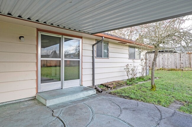 Building Photo - Spacious 4-Bedroom Home with Large Yard, Covered Patio & Garage in Lakewood