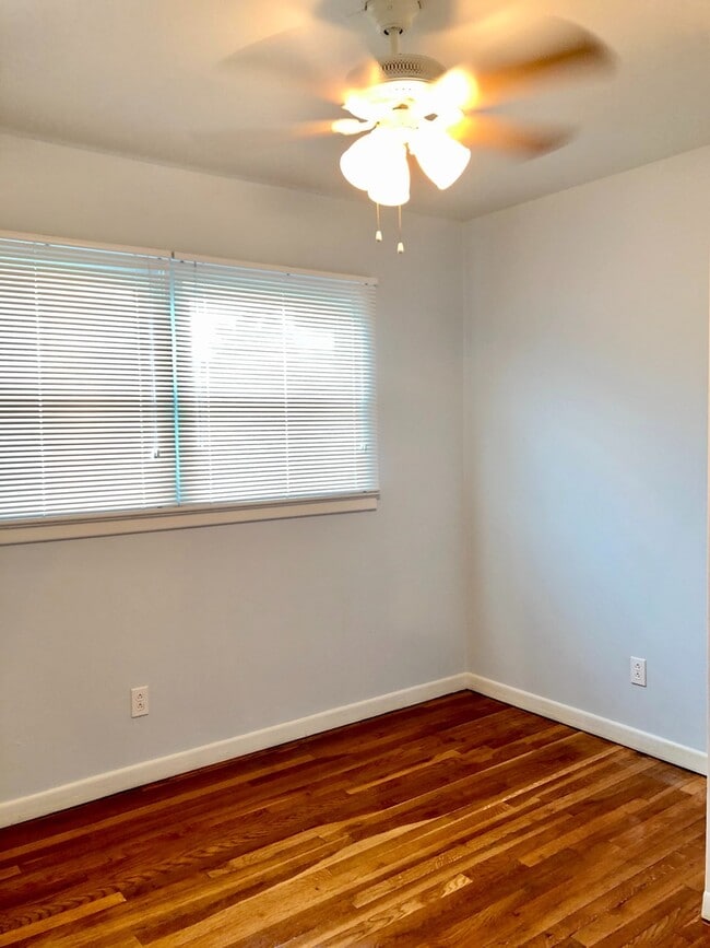 Building Photo - 3 Bed 1 Bath Move In Ready!