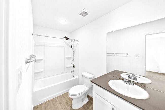 Building Photo - Charming 3-Bedroom Haven with 2 Full Baths