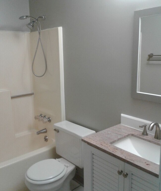 Building Photo - 211 Teakwood