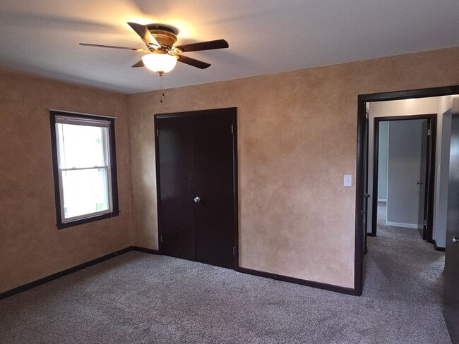 Building Photo - Updated 3 bedroom West Allis upper