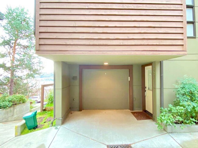 Building Photo - Great Townhome For Rent