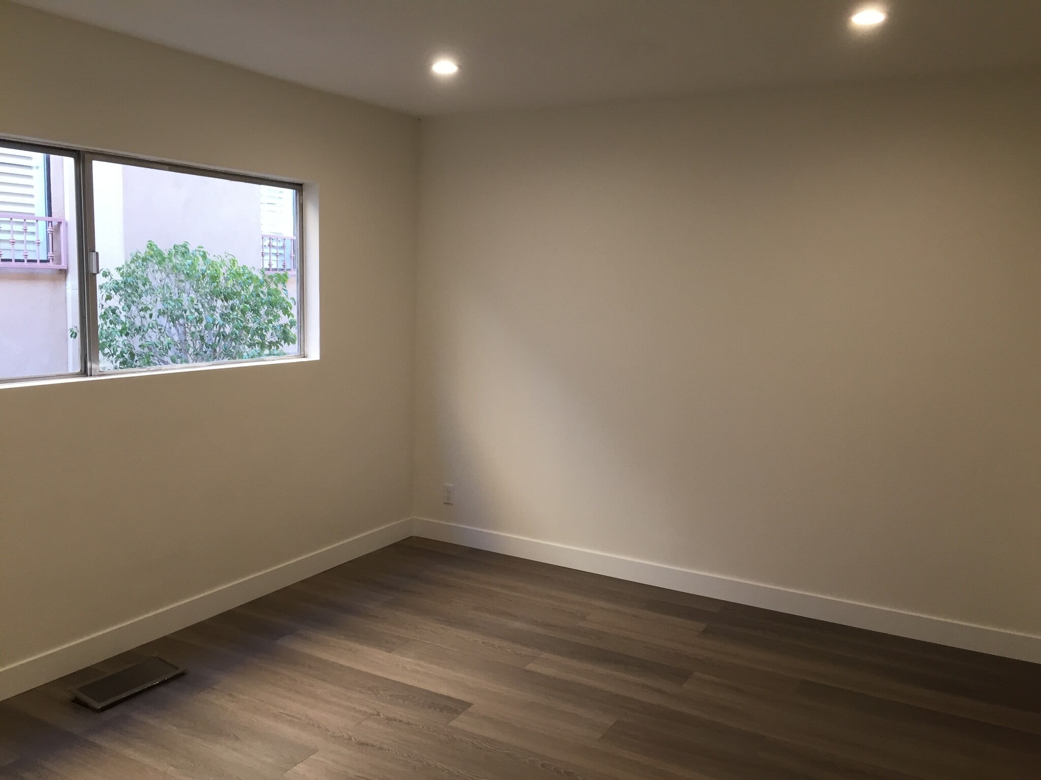 Building Photo - 954 S Barrington Ave