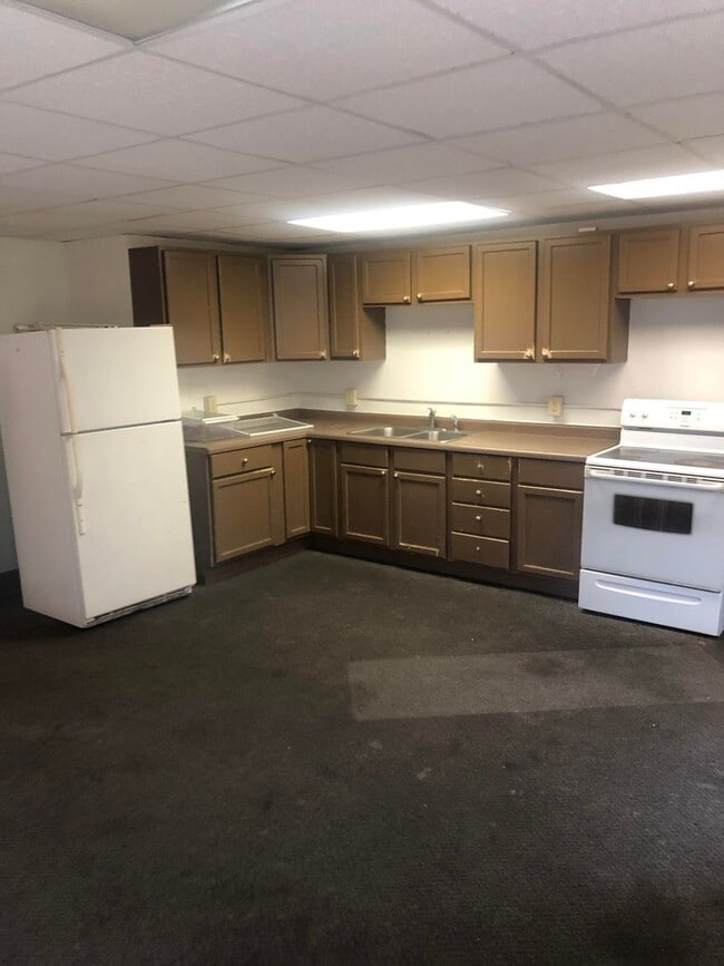 Building Photo - Large 4 Bedroom 2 bath