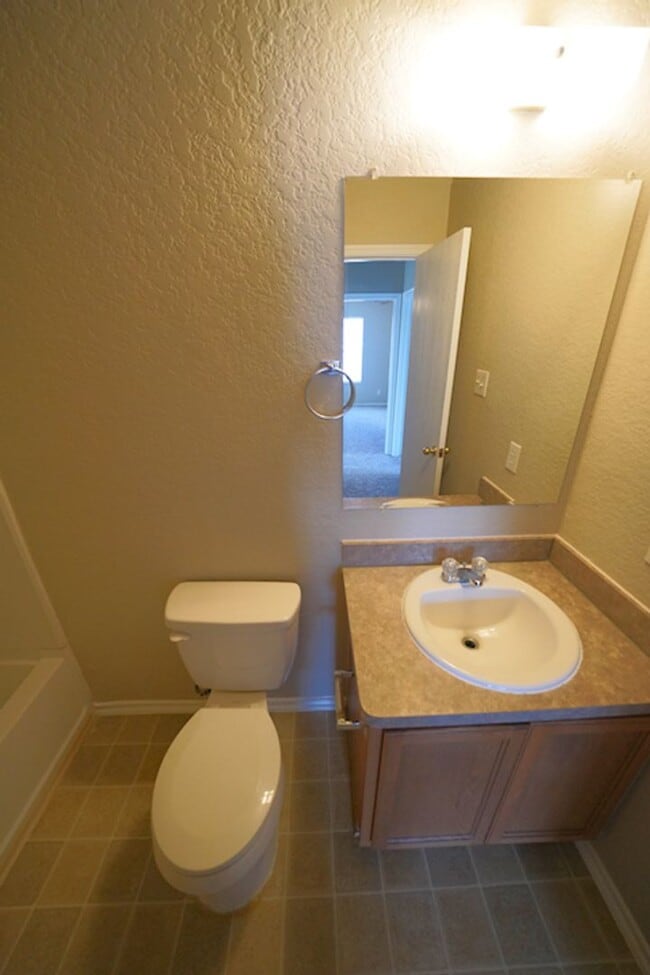 Building Photo - Charming 4-Bedroom, 2.5-Bathroom Home in C...