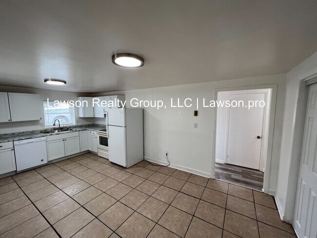 Building Photo - Suburban 743-745