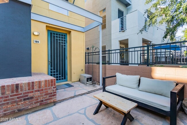 Building Photo - 706 E Washington St