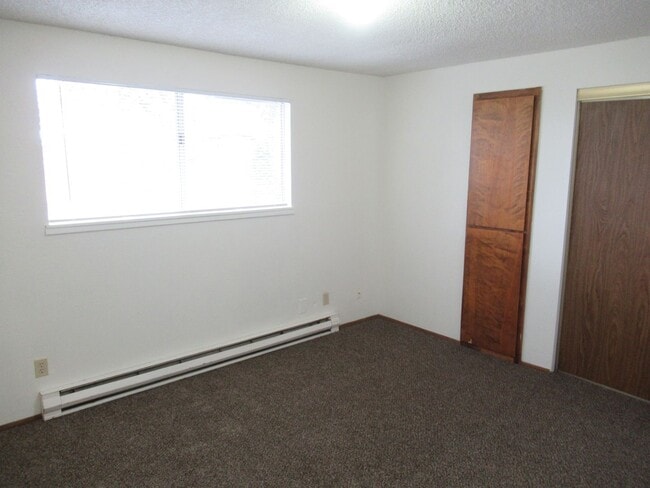 Building Photo - Two Bedroom Townhouse in Quiet Neighborhood